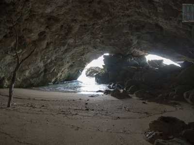 Raggiungiamo l�arenile, sedendoci accanto a un tronco piantato nella sabbia da qualcuno che ha visitato la grotta prima di noi
